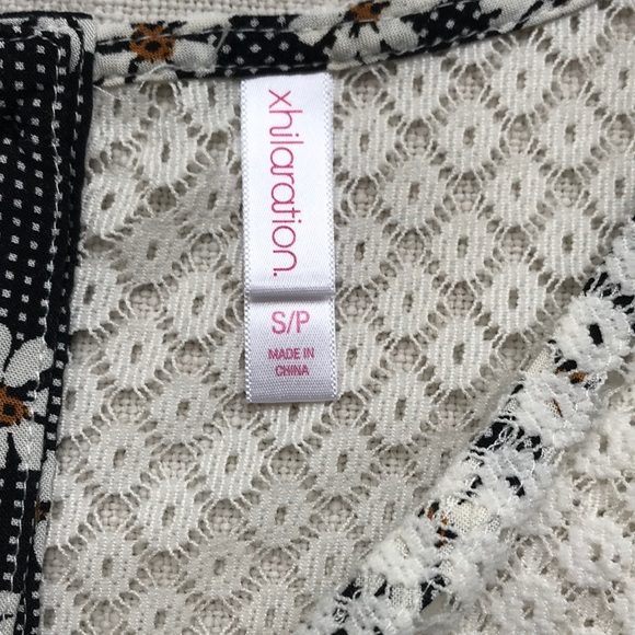 Flower Floral back button crop top crochet detail - Picture 2 of 3